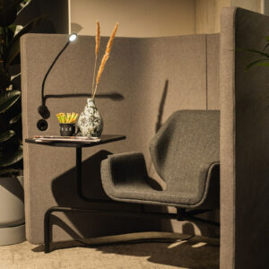Bejot-Booi-akoestische-stoel-werkplek-werkruimte-loungestoel-kantoorstoel-kantoor-stoel-voetenbankje