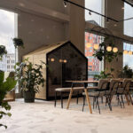 Bejot-Treehouse-akoestische-vergaderruimte-werkplek-belcel-kantoor-Bejot-Quadra-ronde-organische-modulaire-bank-akoestische-schermen-Biophilic-Design