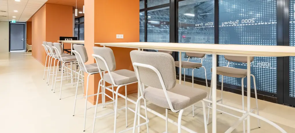 Bejot Flos vergaderstoelen barstoelen Epocc en Flos voor BrabantSport VB Vastgoedinrichter