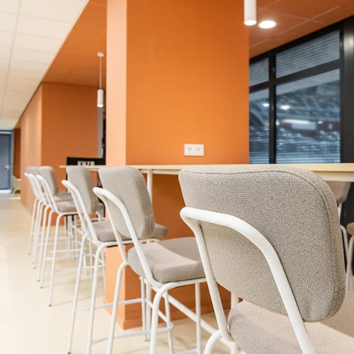 Bejot Flos vergaderstoelen barstoelen Epocc en Flos voor BrabantSport VB Vastgoedinrichter