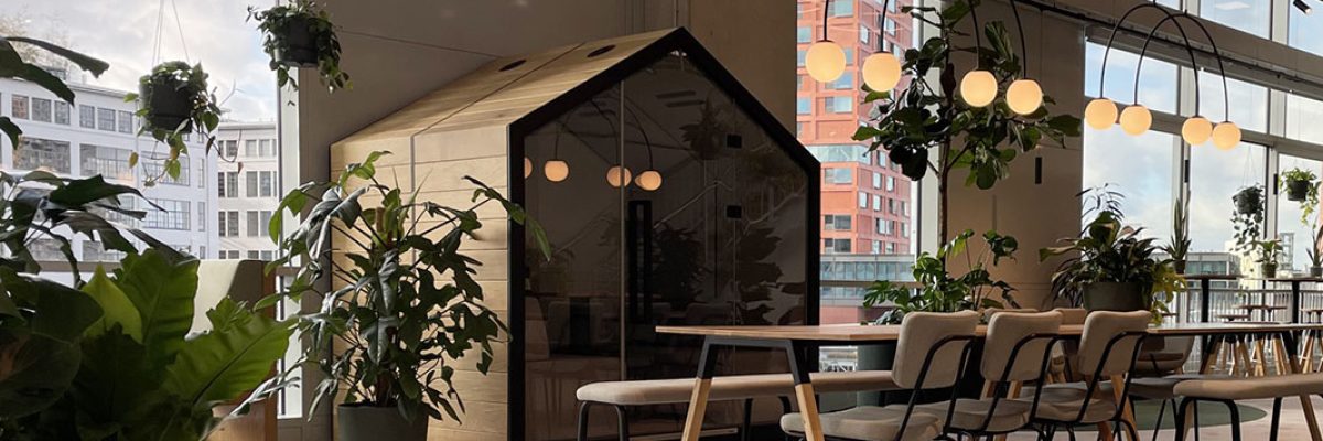 Bejot-Treehouse-akoestische-vergaderruimte-werkplek-belcel-kantoor-Bejot-Quadra-ronde-organische-modulaire-bank-akoestische-schermen-Biophilic-Design Bejot-Treehouse-akoestische-vergaderruimte-werkplek-belcel-kantoor-Bejot-Quadra-ronde-organische-modulaire-bank-akoestische-schermen-Biophilic-Design