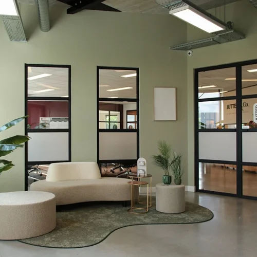 Bejot projectfoto nubi wachtbank en point poefjes projectinrichting interieur