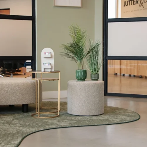 Bejot projectfoto nubi wachtbank en point poefjes projectinrichting interieur