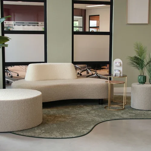 Bejot projectfoto nubi wachtbank en point poefjes projectinrichting interieur