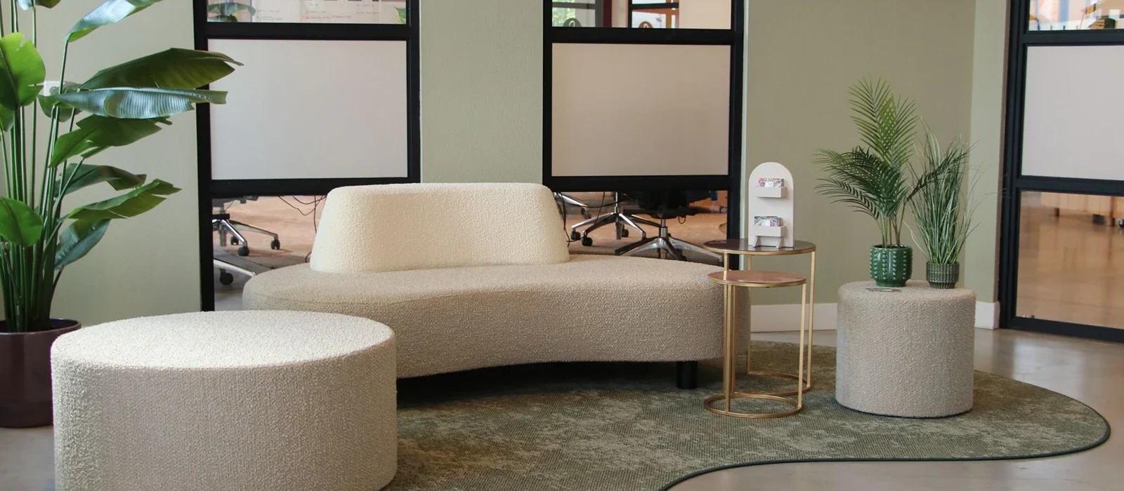 Bejot projectfoto nubi wachtbank en point poefjes projectinrichting interieur
