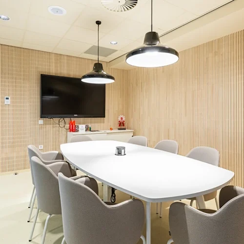 Bejot Flos vergaderstoelen barstoelen Epocc en Flos voor BrabantSport VB Vastgoedinrichter